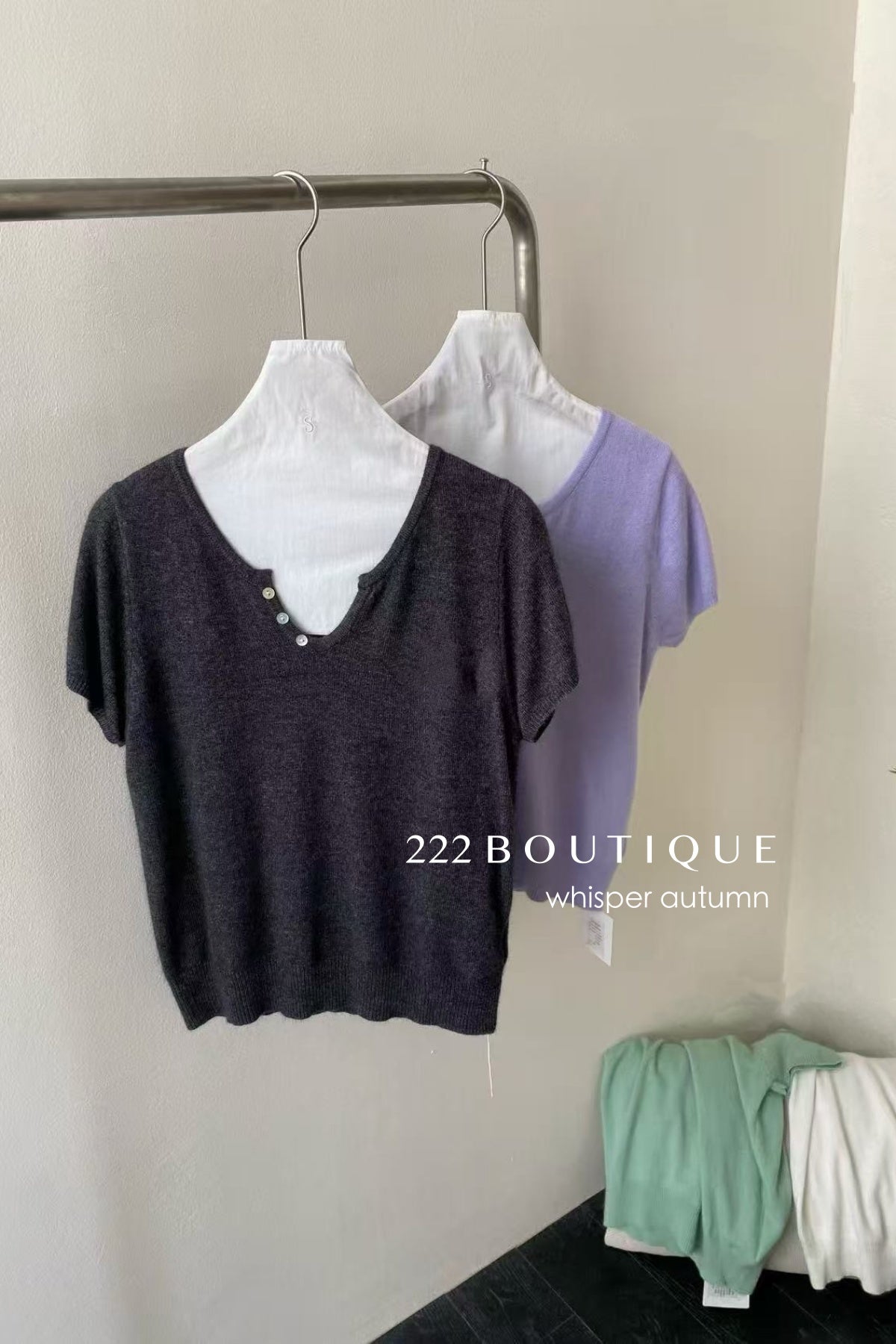 16a41 Basic short-sleeve Mongtoghi top with soft V-neck
