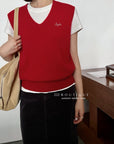 17a35 Basic cashmere knit vest with chest lettering