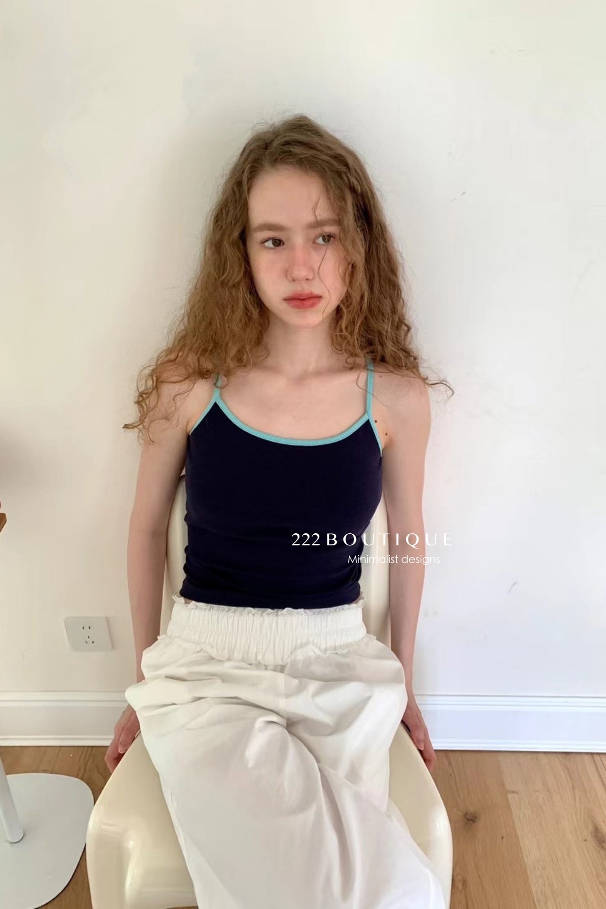 15a72 Contrast-trim cami top – fresh & playful
