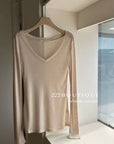 16a53 Lightweight V-neck long-sleeve tee