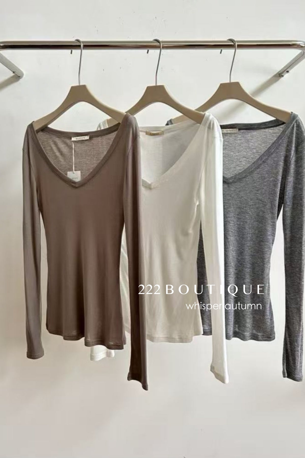16a53 Lightweight V-neck long-sleeve tee