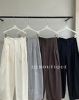 15q8 Pleated high-waist trousers – crisp, roomy, structured