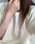 14a7 Round-neck blouse with side-gathered waist