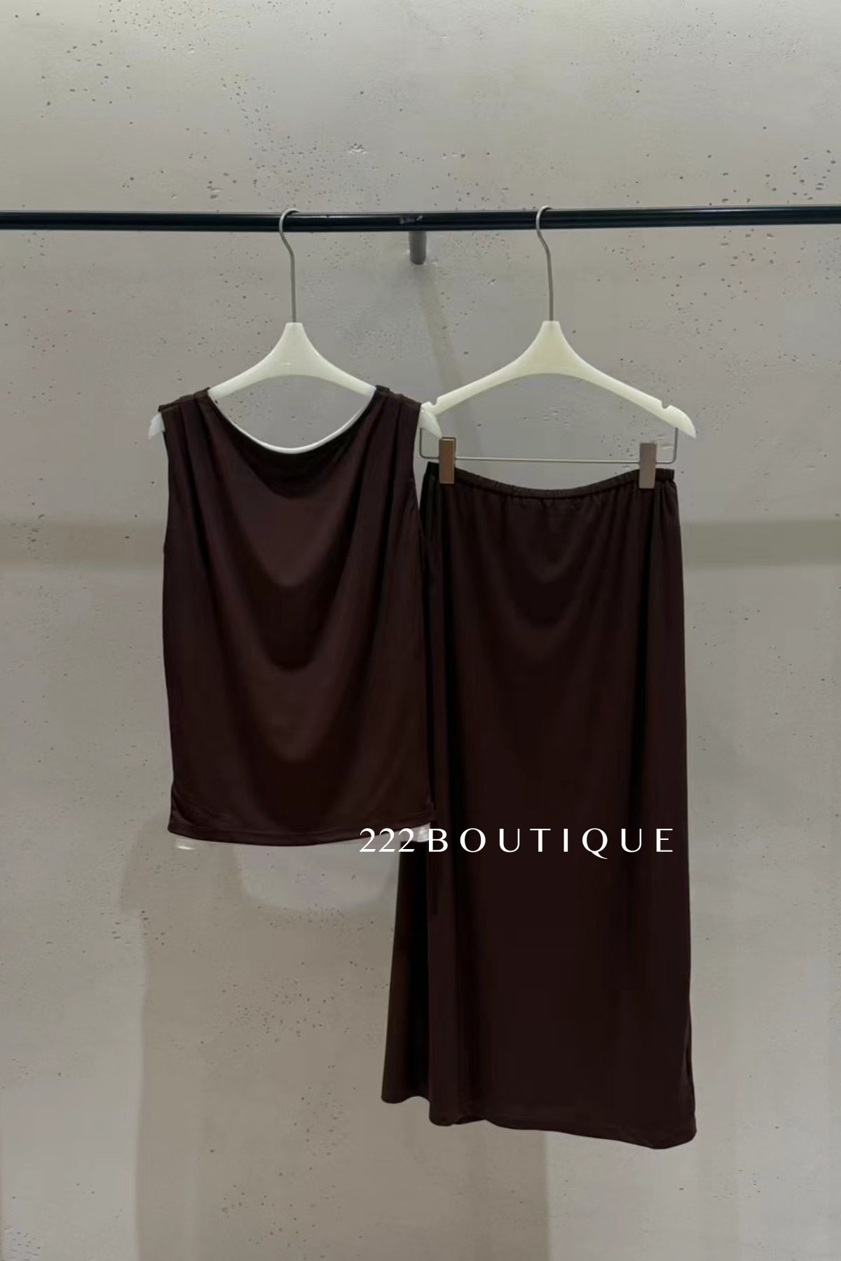 15v1 Draped-back maxi dress – fluid and refined