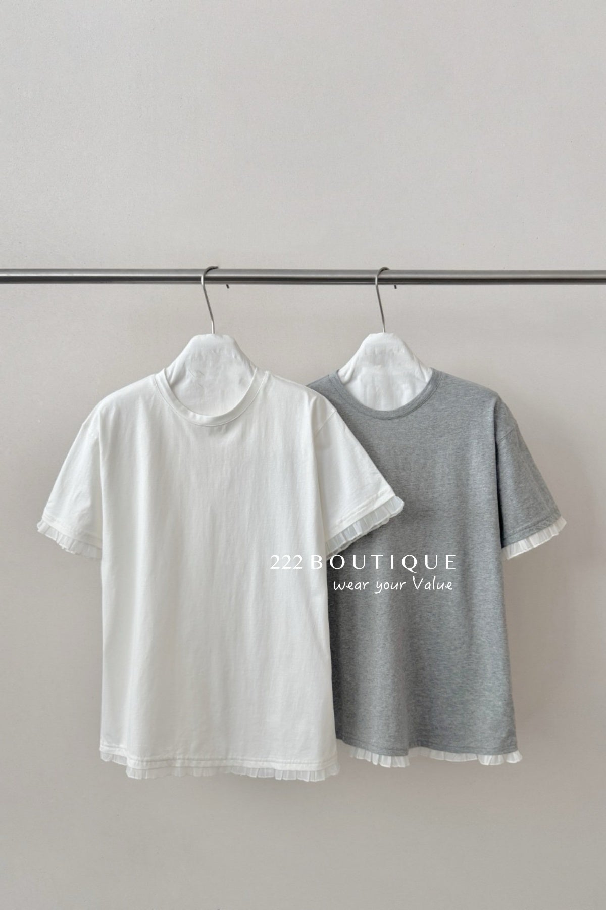 13a66 Graphic tee with ruffled hem