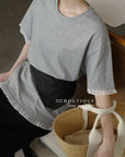 13a66 Graphic tee with ruffled hem