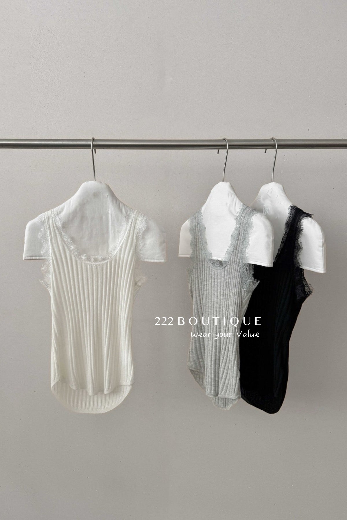 13a67 Lace-trimmed sleeveless blouse