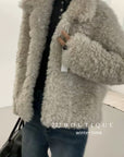 19a107 Fur notch-collar coat