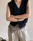 20a34 V-neck wool vest