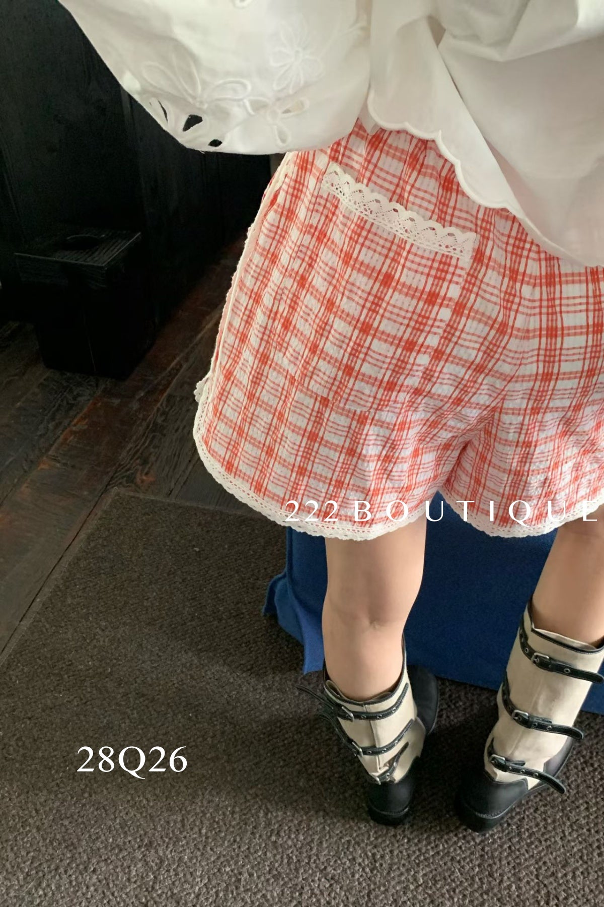 28q26- PLAID LACE SHORTS