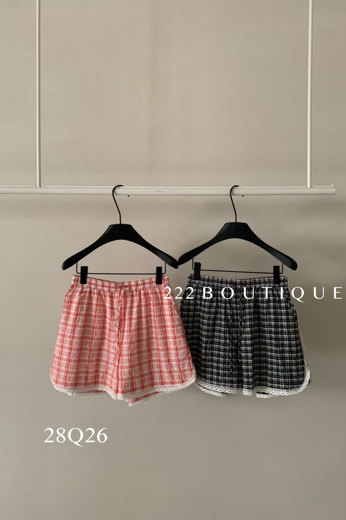 28q26- PLAID LACE SHORTS