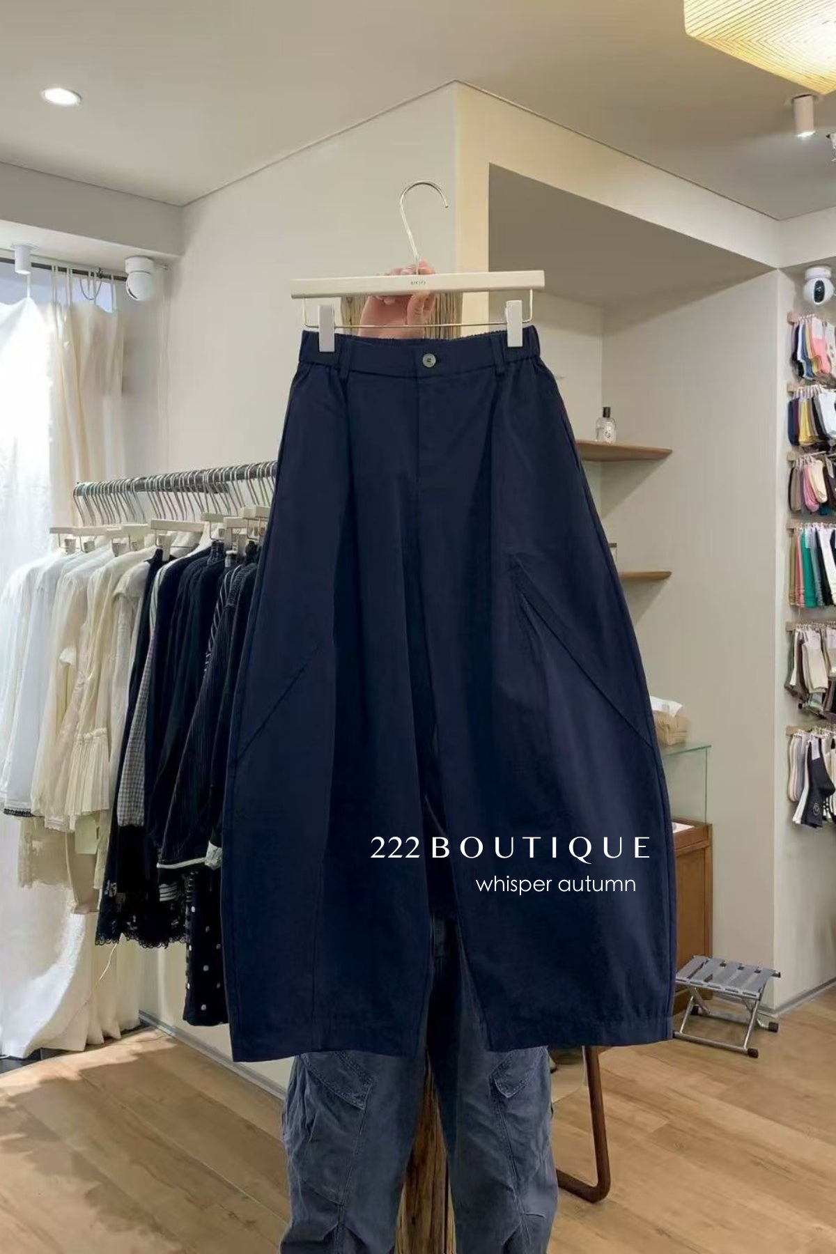 17q8 Khaki straight-leg trousers with elastic waist