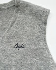 17a35 Basic cashmere knit vest with chest lettering