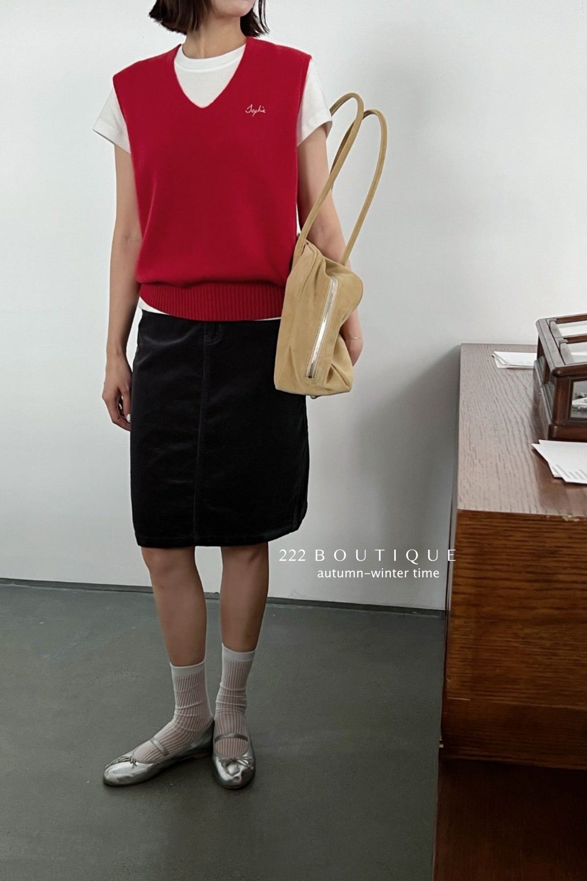 17a35 Basic cashmere knit vest with chest lettering