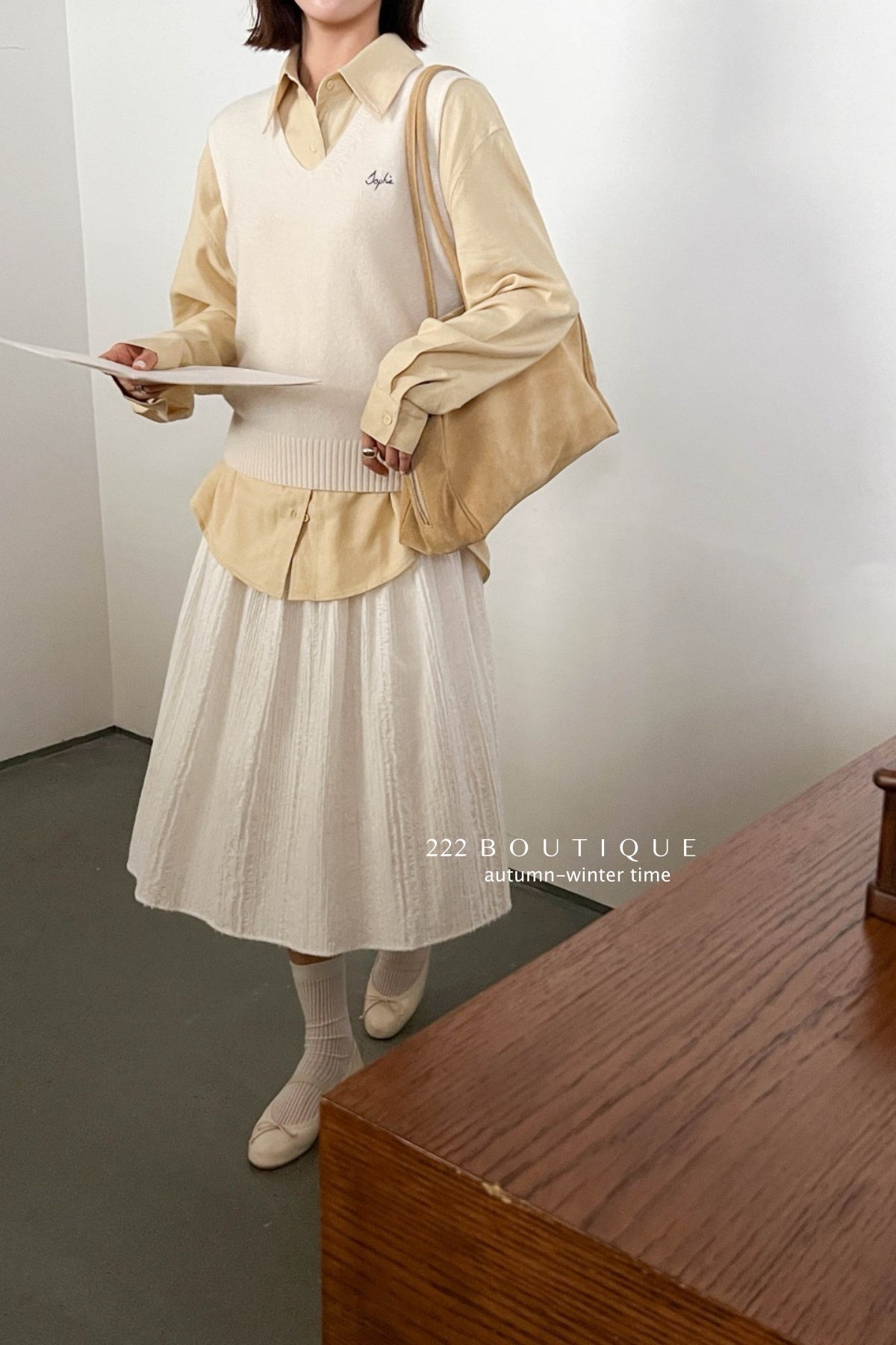 17a35 Basic cashmere knit vest with chest lettering