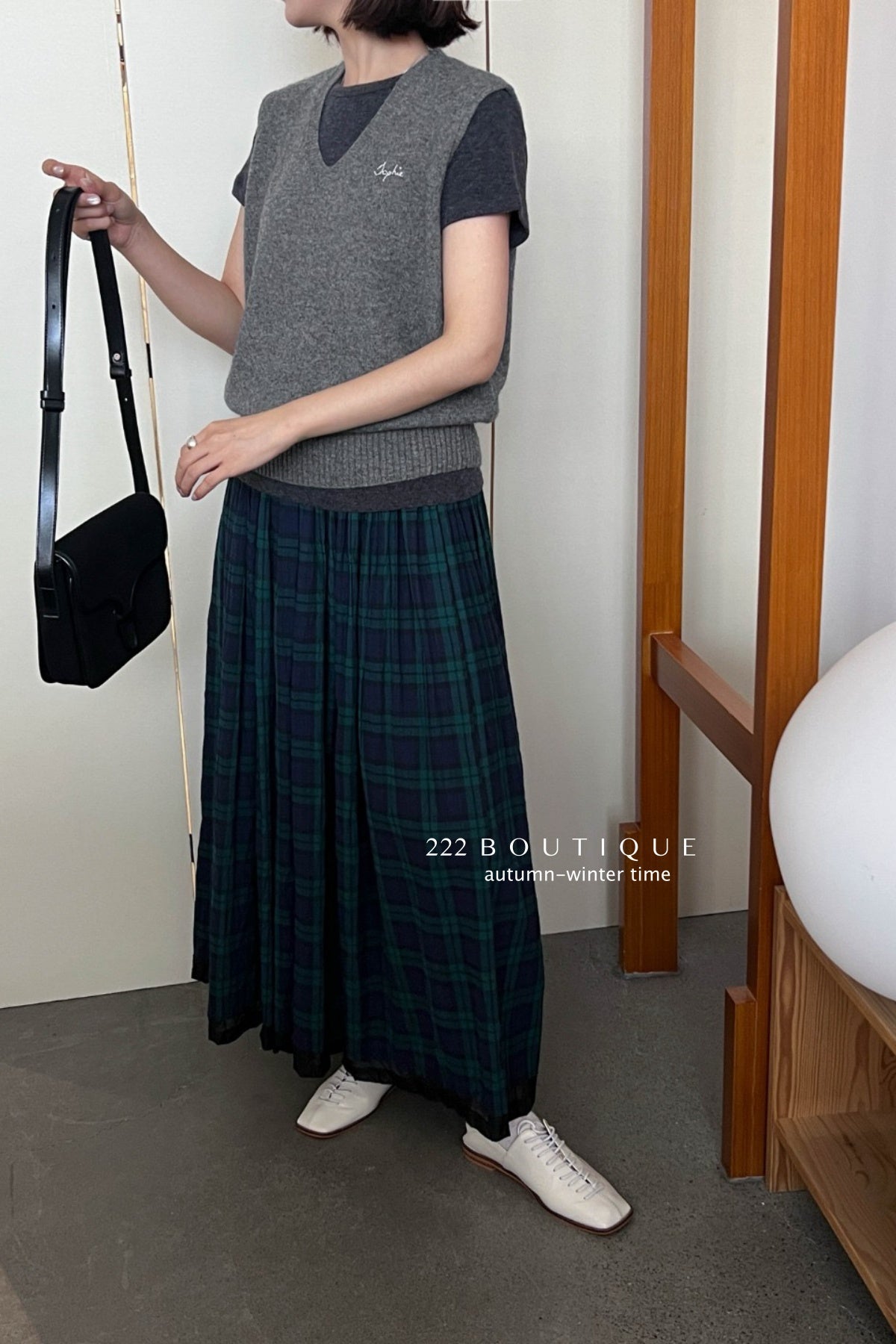 17a35 Basic cashmere knit vest with chest lettering