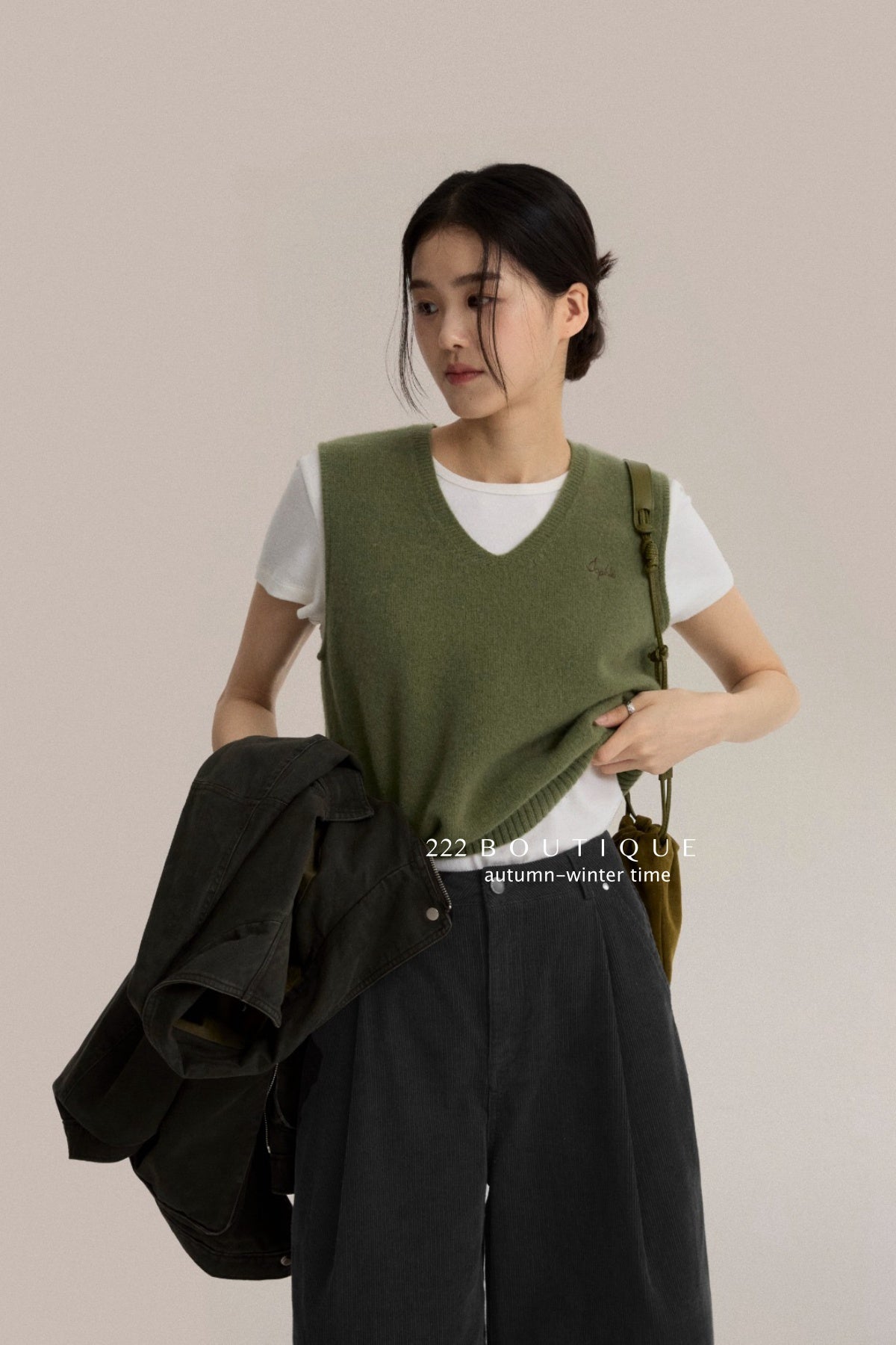 17a35 Basic cashmere knit vest with chest lettering