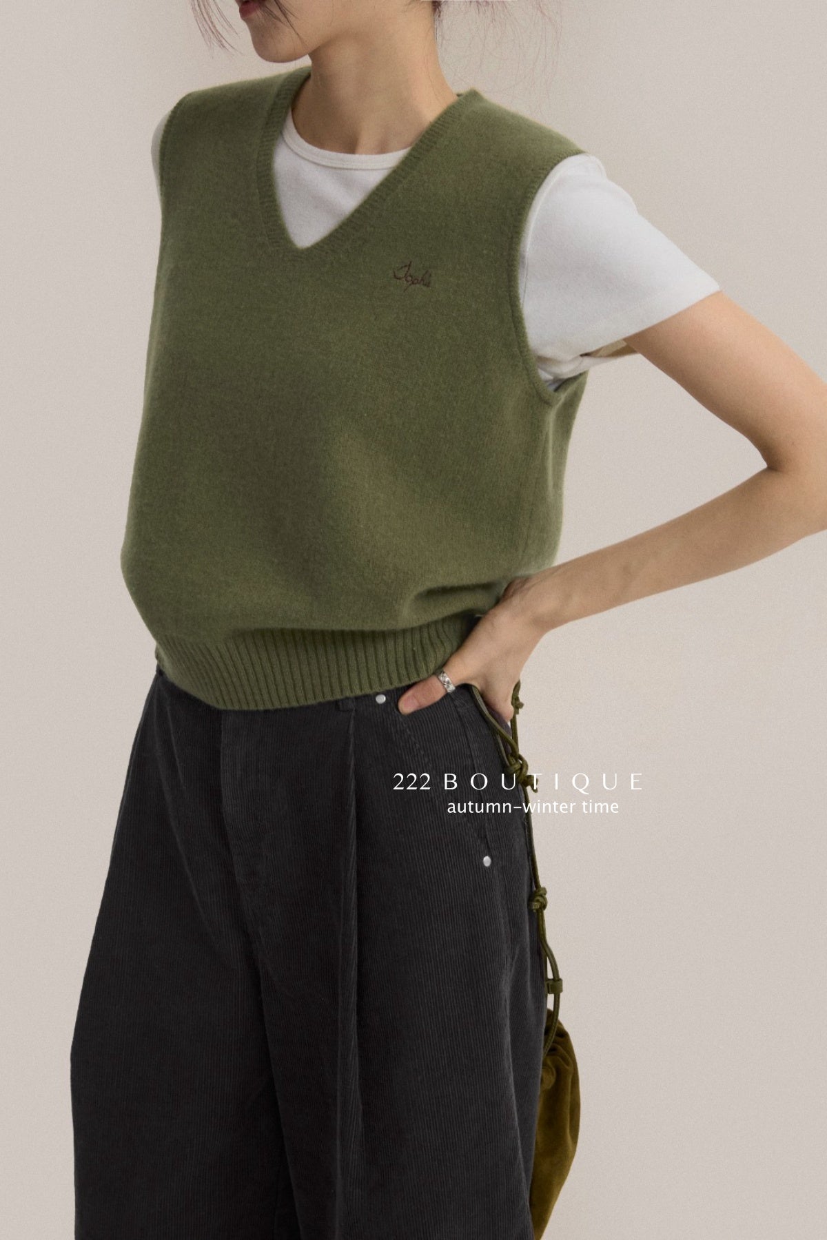 17a35 Basic cashmere knit vest with chest lettering