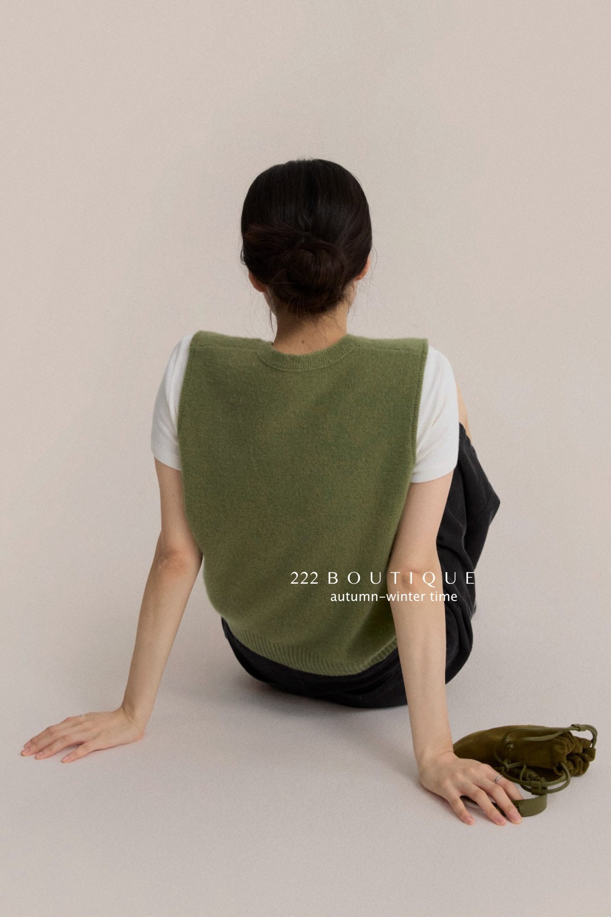 17a35 Basic cashmere knit vest with chest lettering