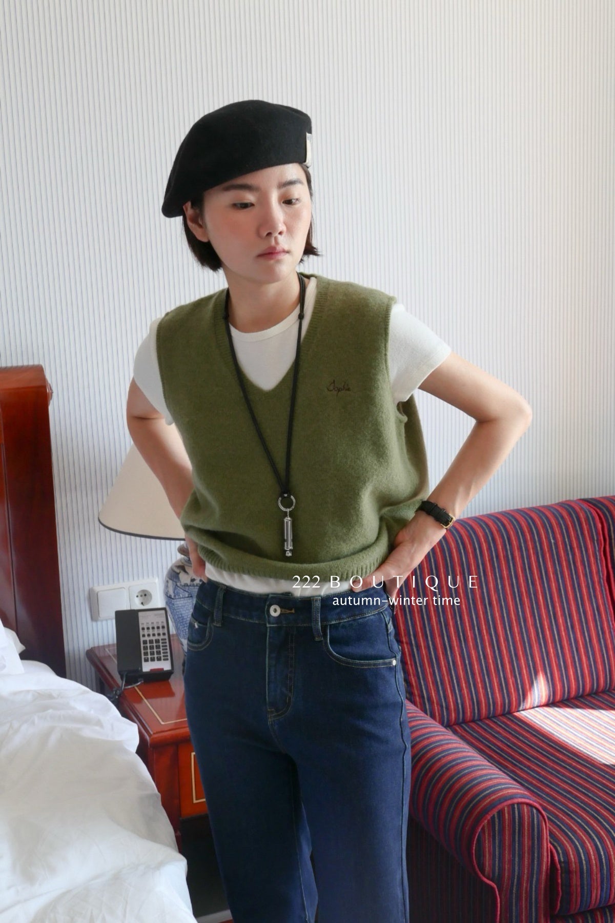 17a35 Basic cashmere knit vest with chest lettering