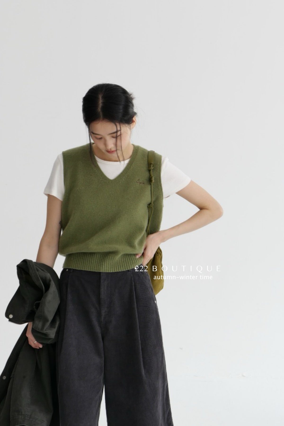 17a35 Basic cashmere knit vest with chest lettering