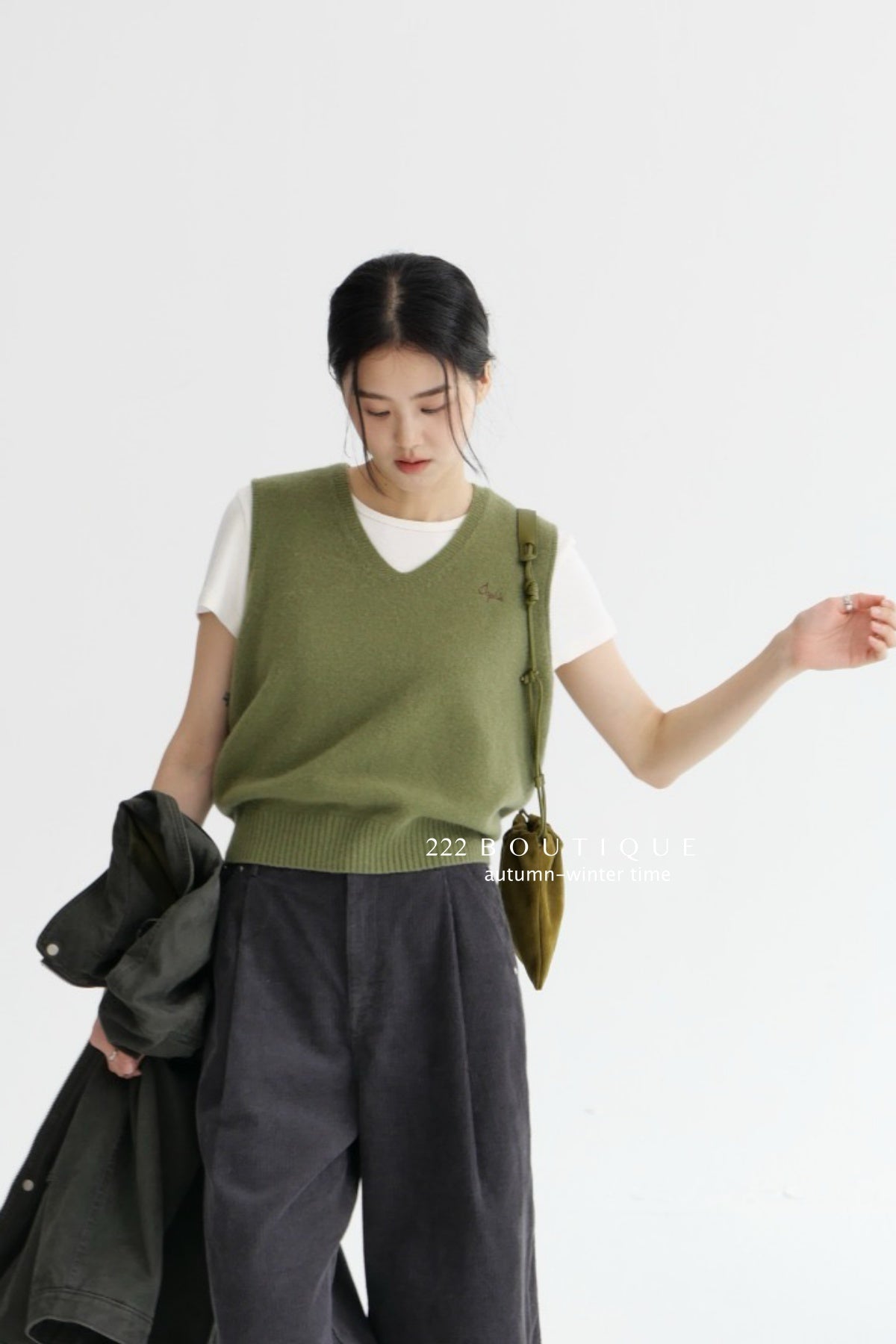 17a35 Basic cashmere knit vest with chest lettering