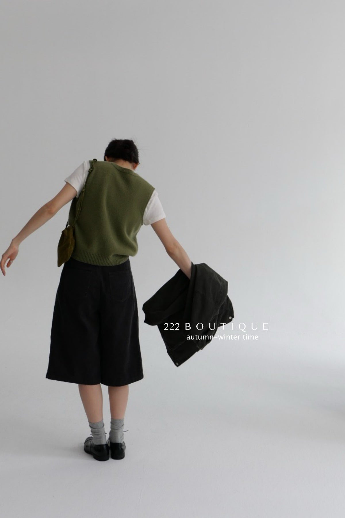 17a35 Basic cashmere knit vest with chest lettering