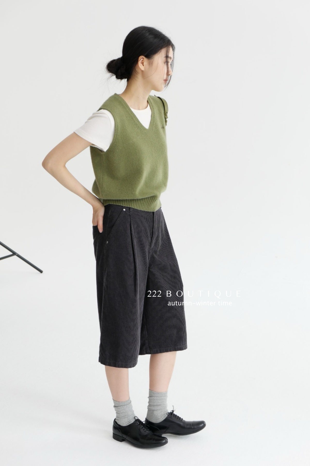 17a35 Basic cashmere knit vest with chest lettering