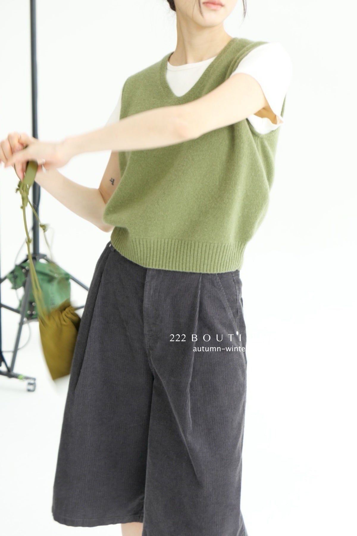 17a35 Basic cashmere knit vest with chest lettering