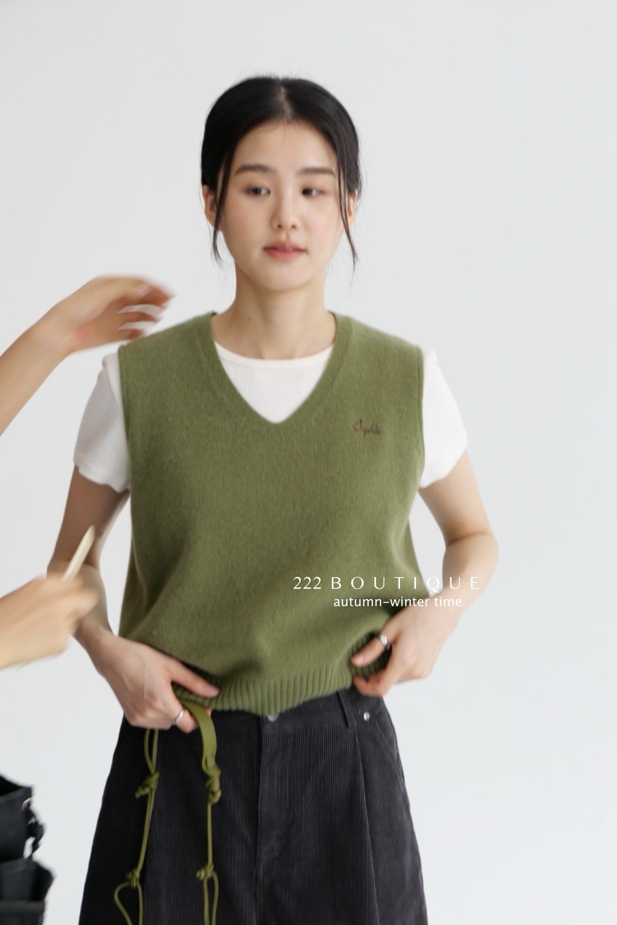 17a35 Basic cashmere knit vest with chest lettering