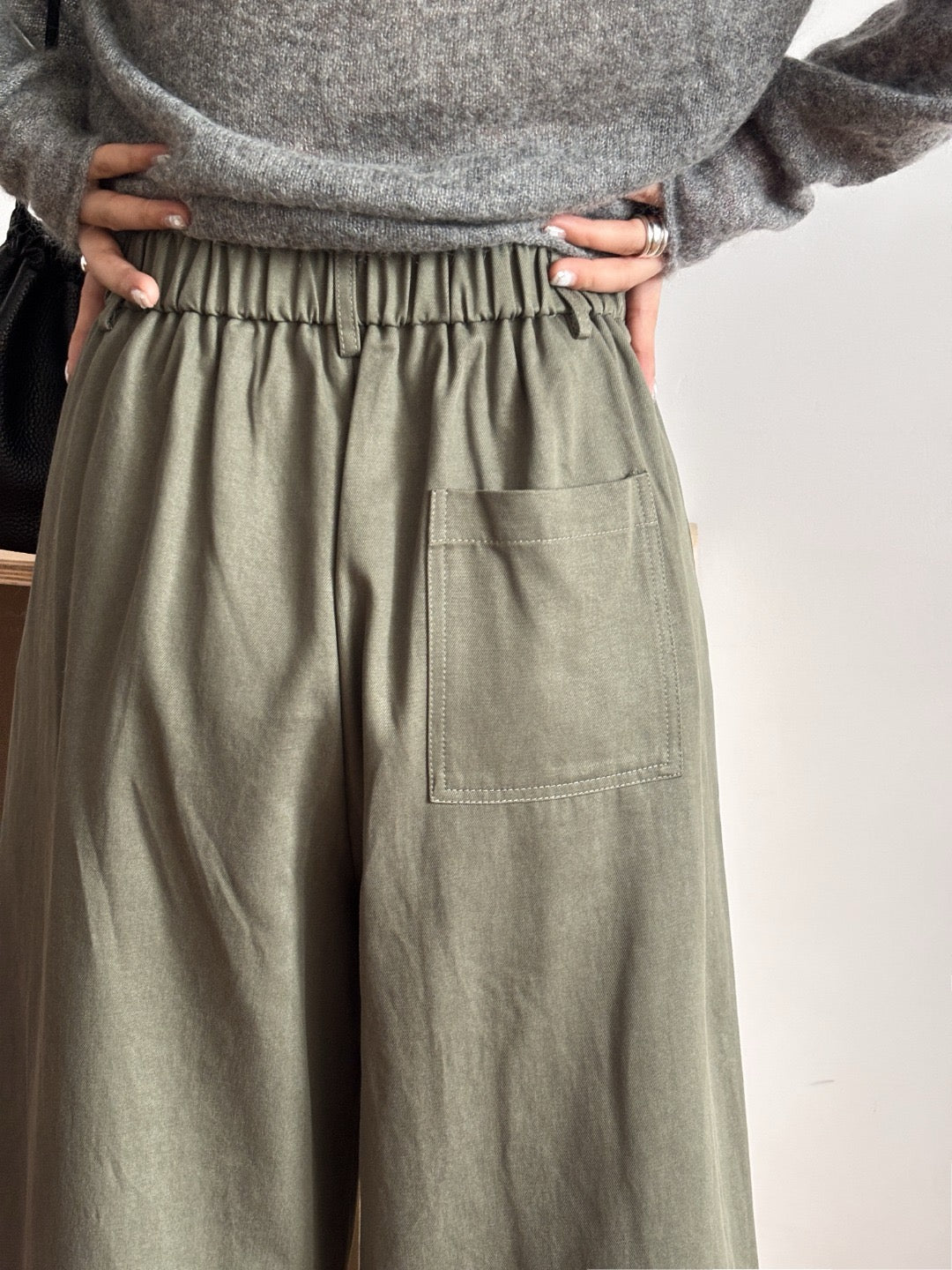 17q24 Basic wool-blend khaki shorts with elastic waist