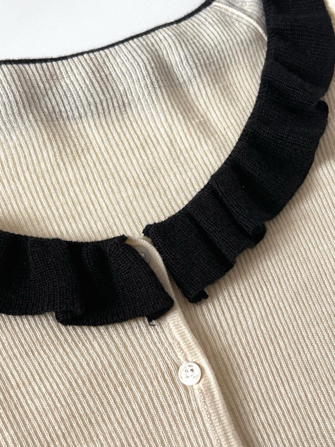 17a36 Off-shoulder knit top with ruffled neckline