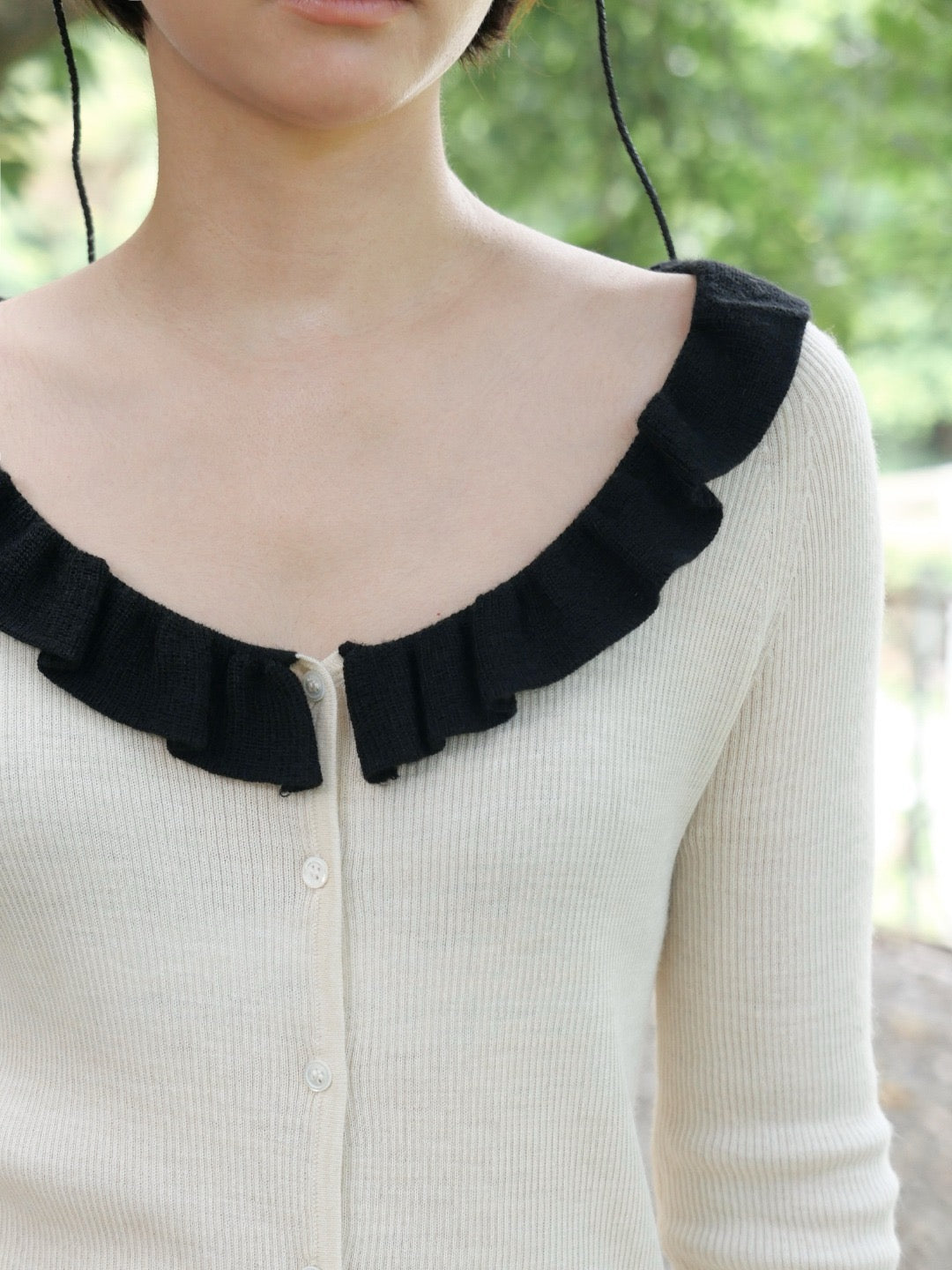 17a36 Off-shoulder knit top with ruffled neckline