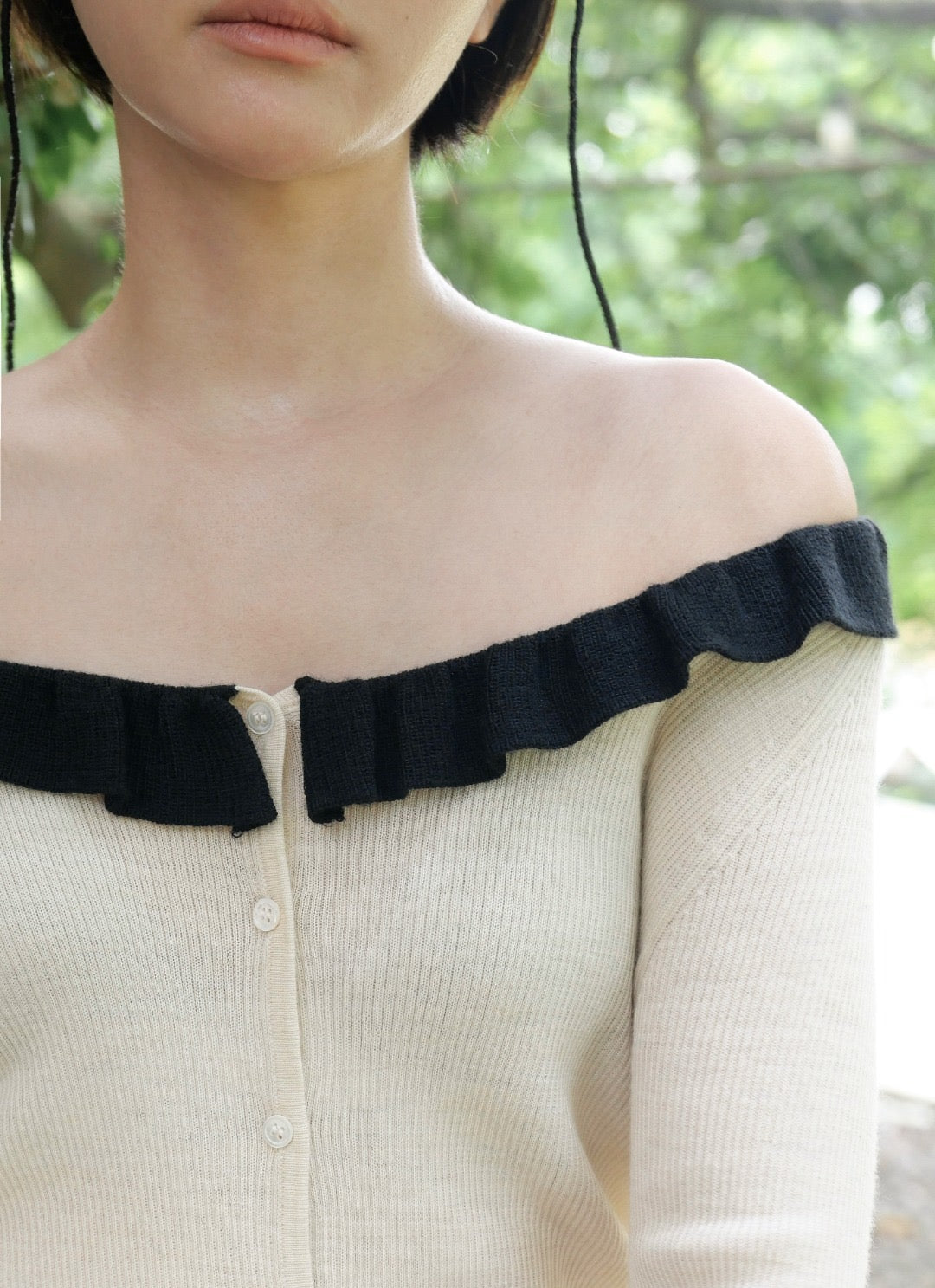 17a36 Off-shoulder knit top with ruffled neckline