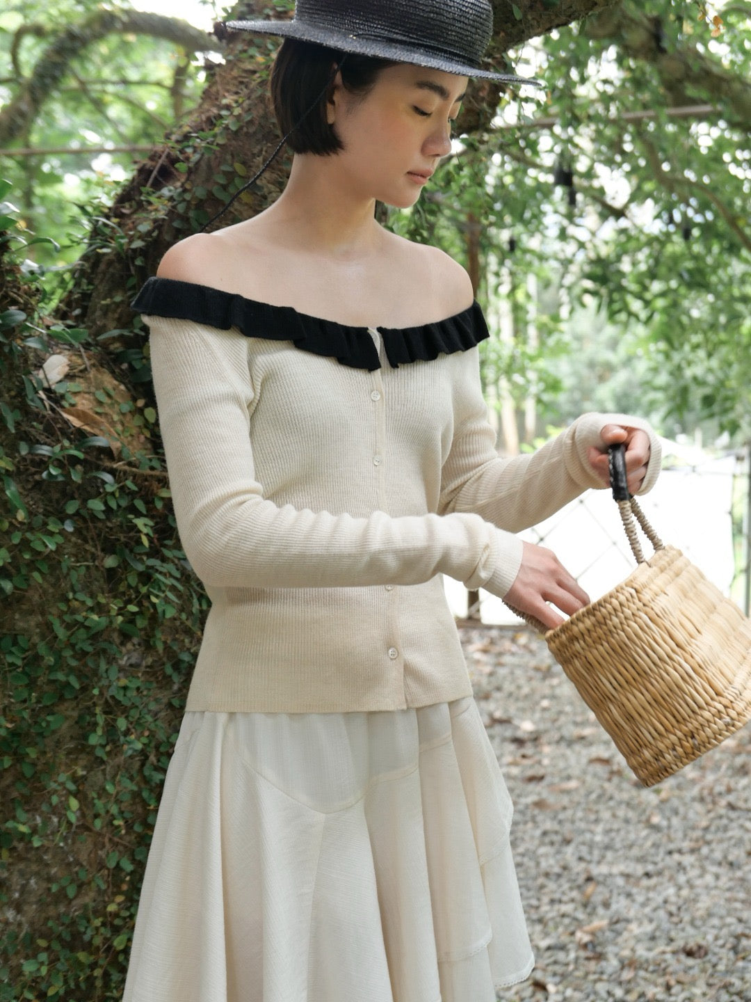 17a36 Off-shoulder knit top with ruffled neckline