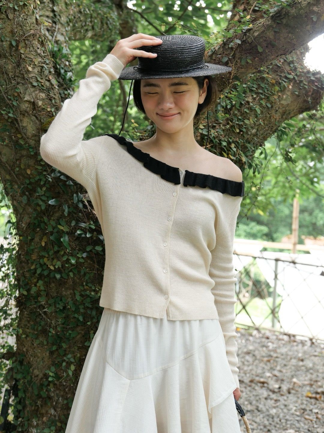 17a36 Off-shoulder knit top with ruffled neckline