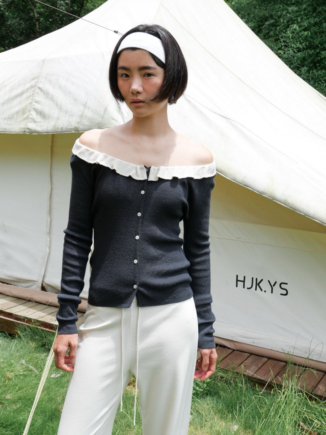 17a36 Off-shoulder knit top with ruffled neckline