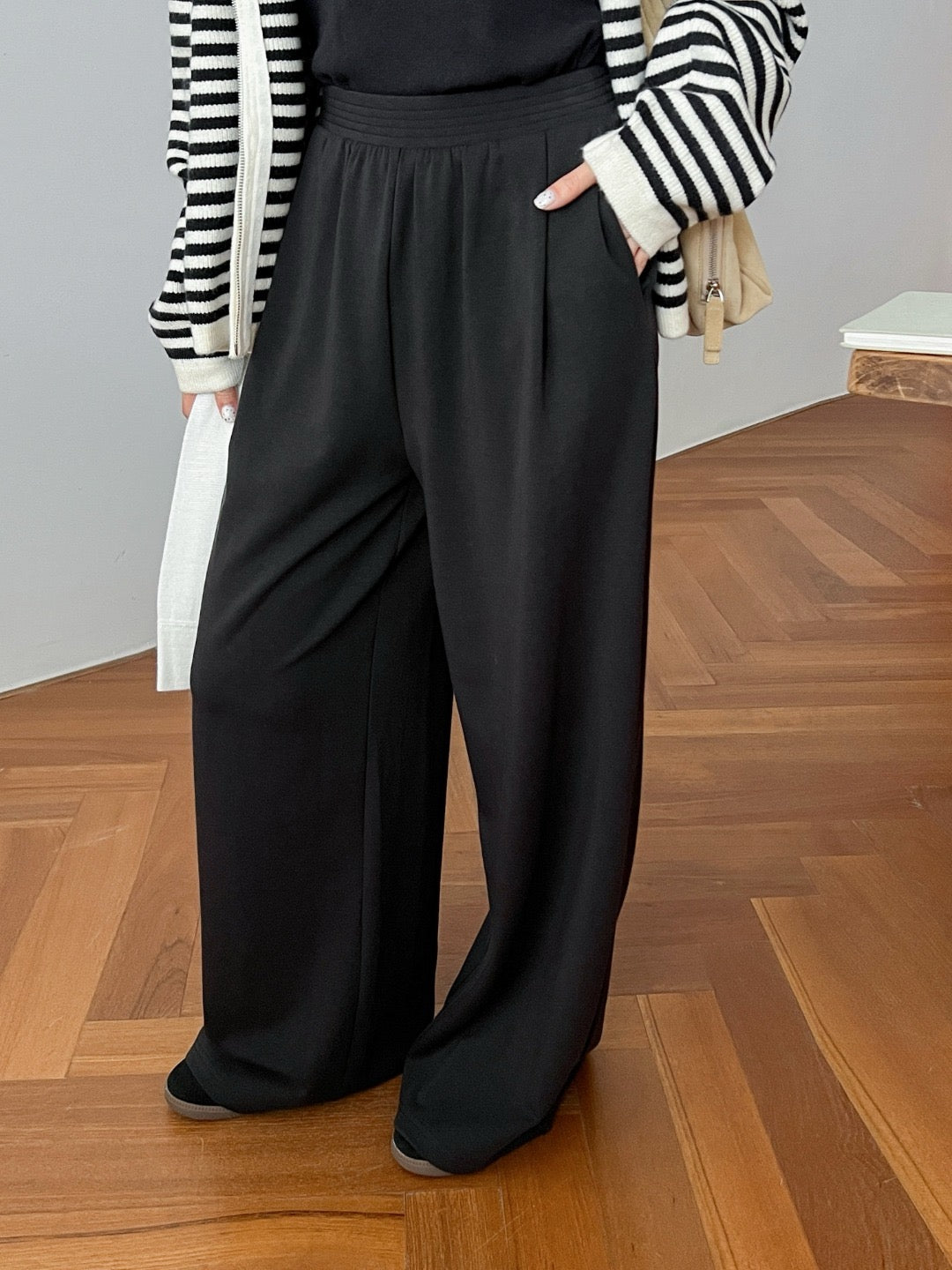 17q26 Basic straight-leg cotton-poly trousers