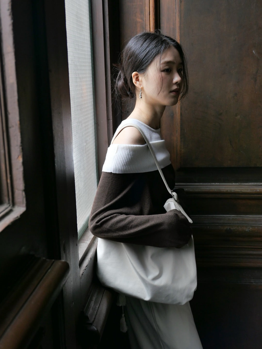17A28 Off-shoulder Mongtoghi cashmere top with button detail