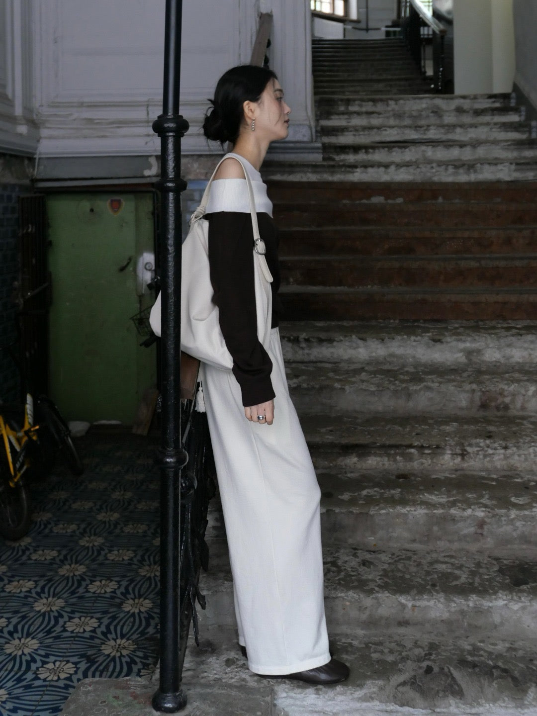 17A28 Off-shoulder Mongtoghi cashmere top with button detail
