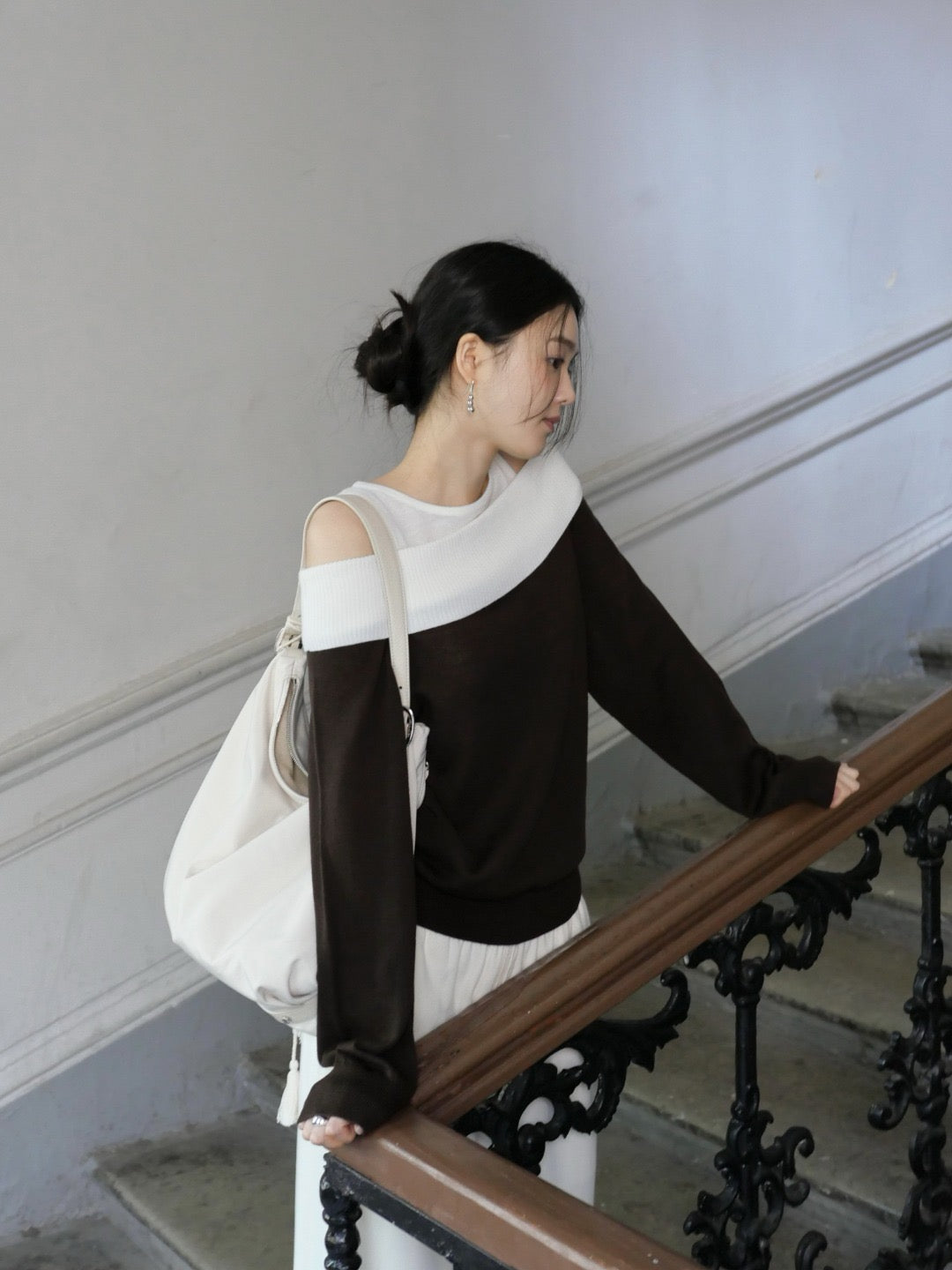 17A28 Off-shoulder Mongtoghi cashmere top with button detail