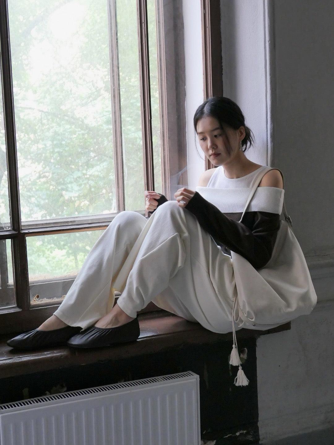 17A28 Off-shoulder Mongtoghi cashmere top with button detail