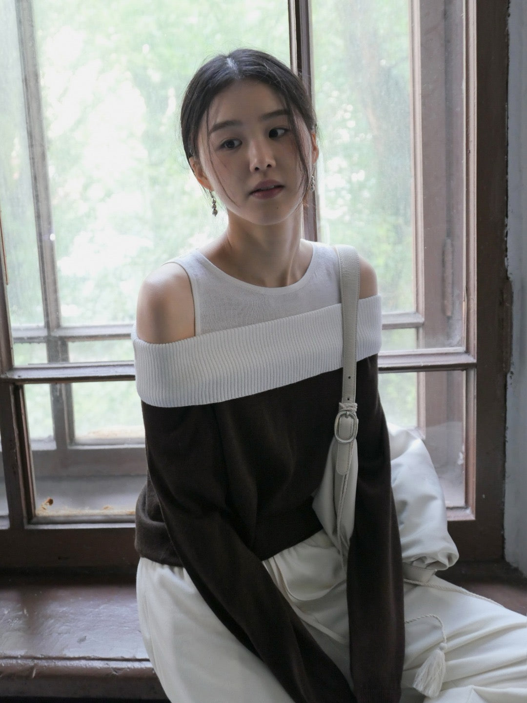 17A28 Off-shoulder Mongtoghi cashmere top with button detail