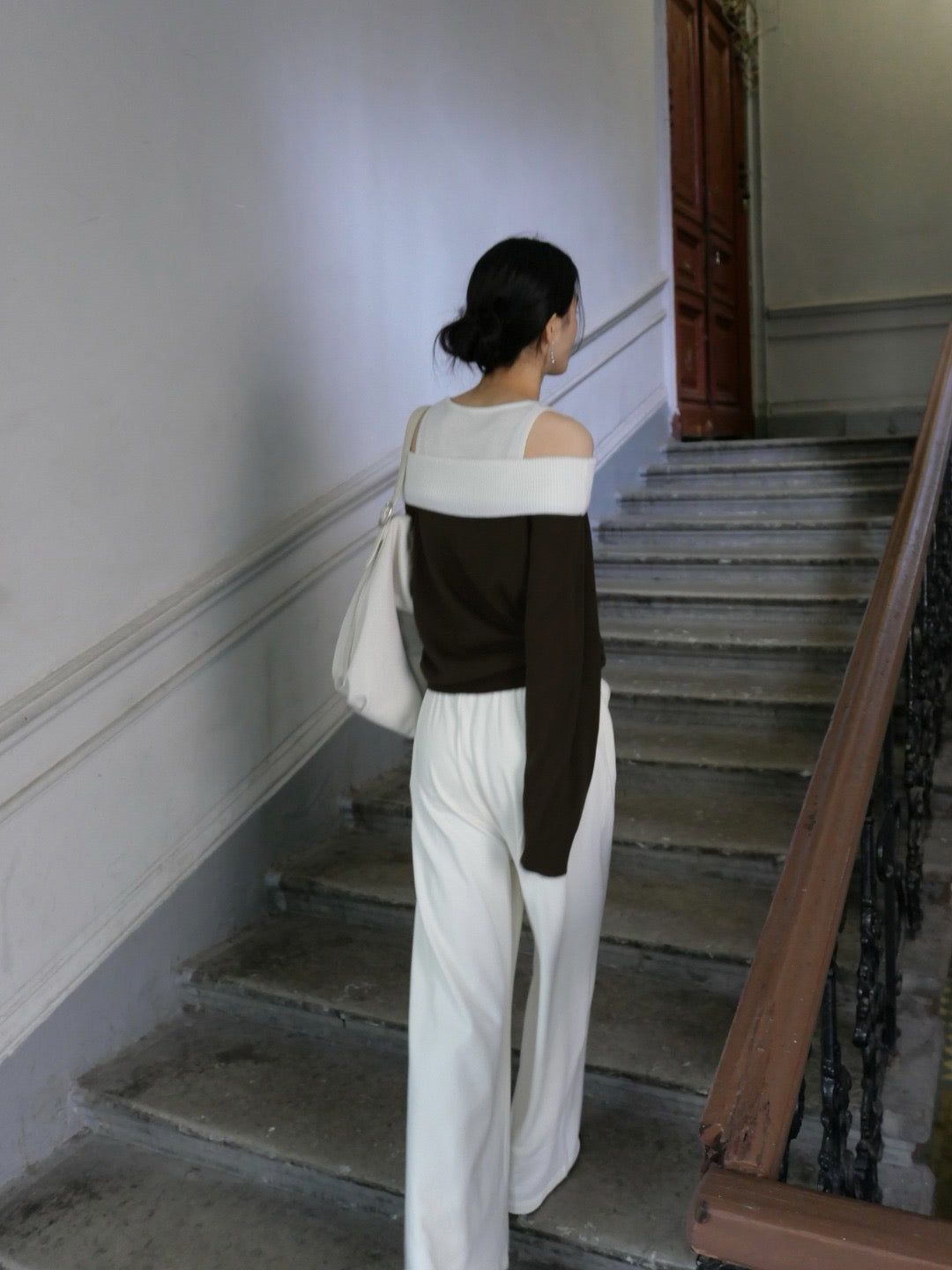 17A28 Off-shoulder Mongtoghi cashmere top with button detail