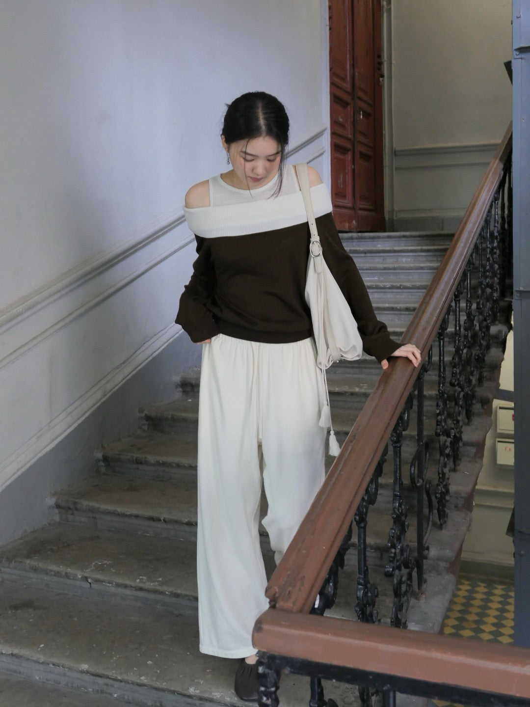17A28 Off-shoulder Mongtoghi cashmere top with button detail