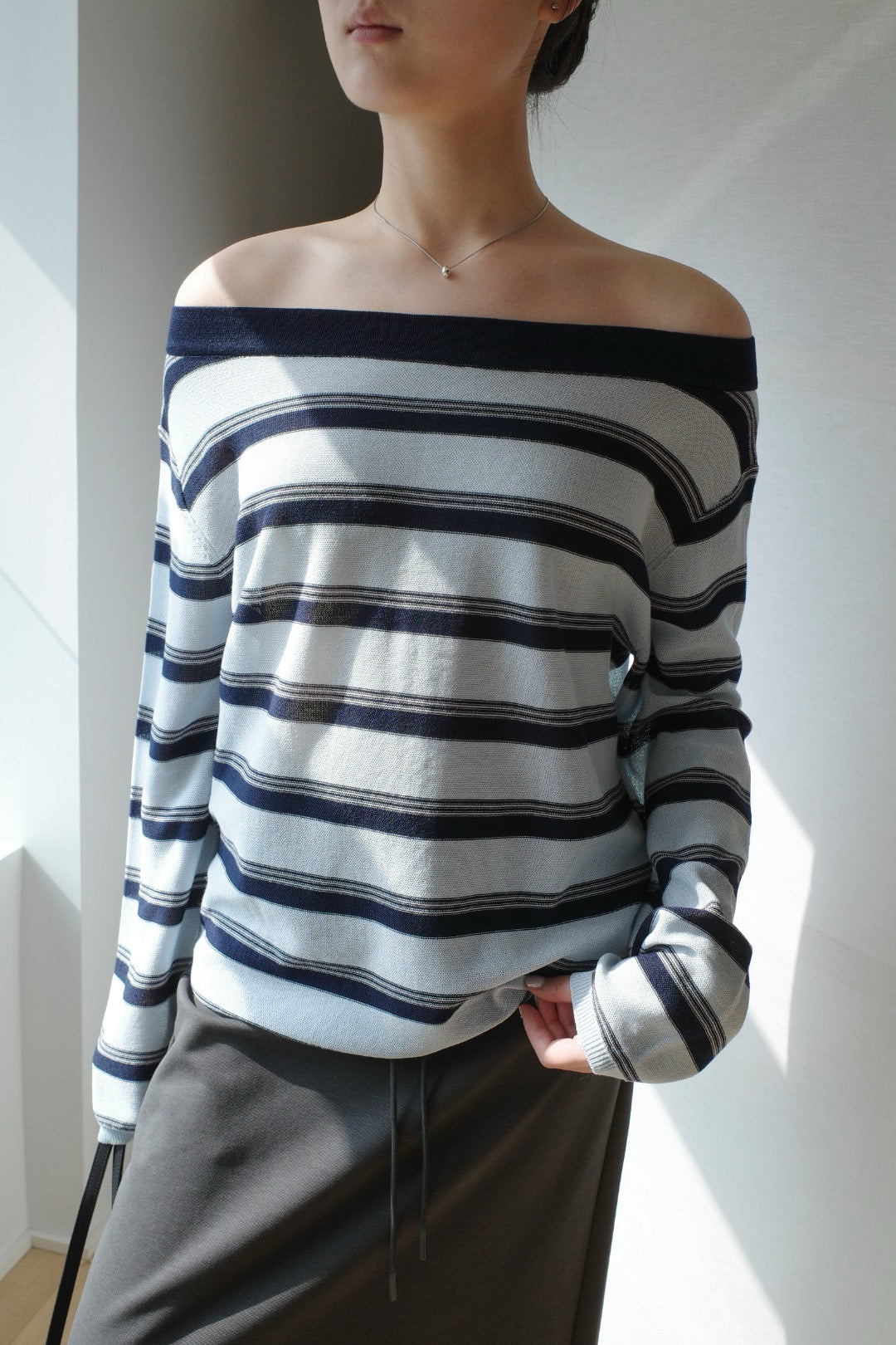 17a23 Basic Mongtoghi off-shoulder knit