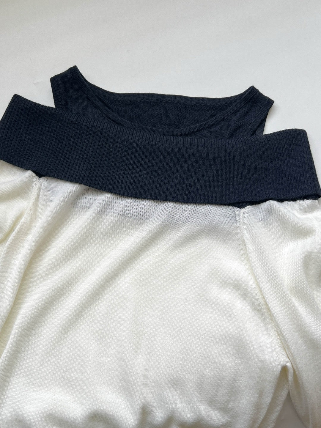 17A28 Off-shoulder Mongtoghi cashmere top with button detail