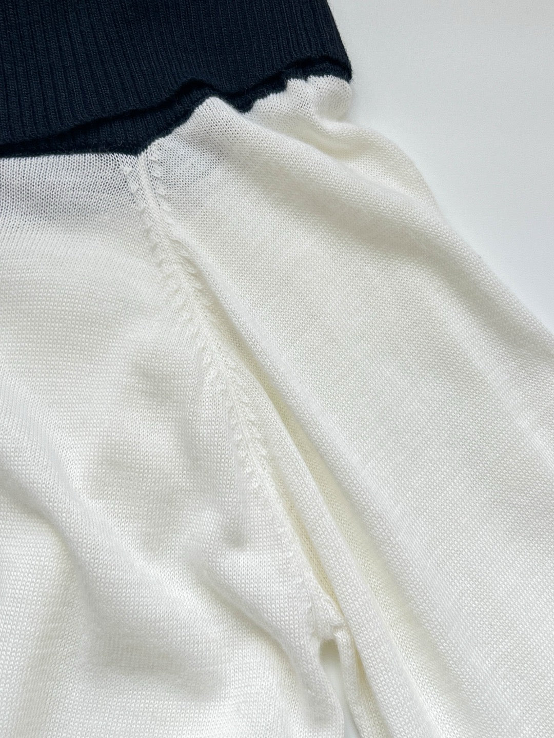 17A28 Off-shoulder Mongtoghi cashmere top with button detail