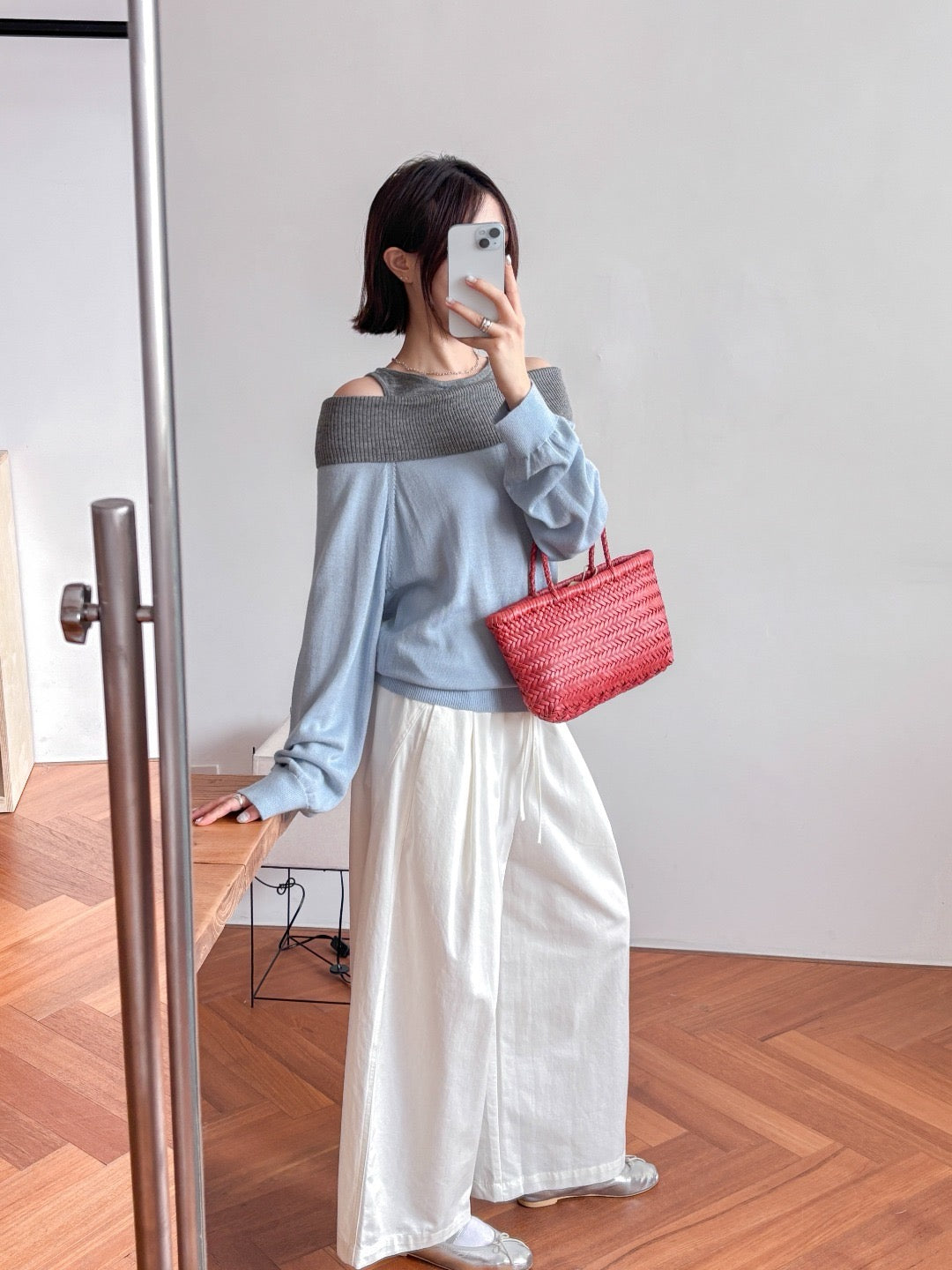 17A28 Off-shoulder Mongtoghi cashmere top with button detail