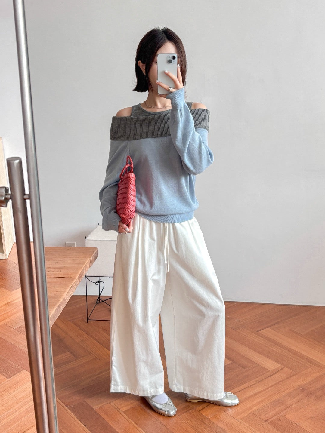17A28 Off-shoulder Mongtoghi cashmere top with button detail